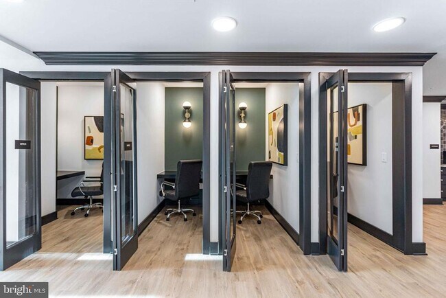 Building Photo - 701 N Henry St