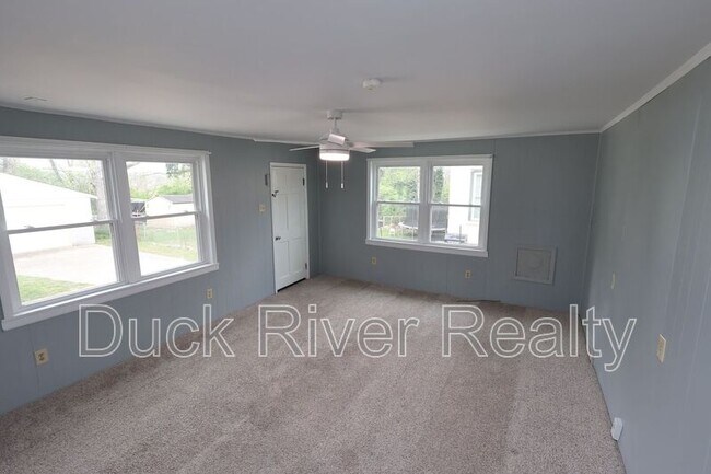 Building Photo - 504 W 6th St