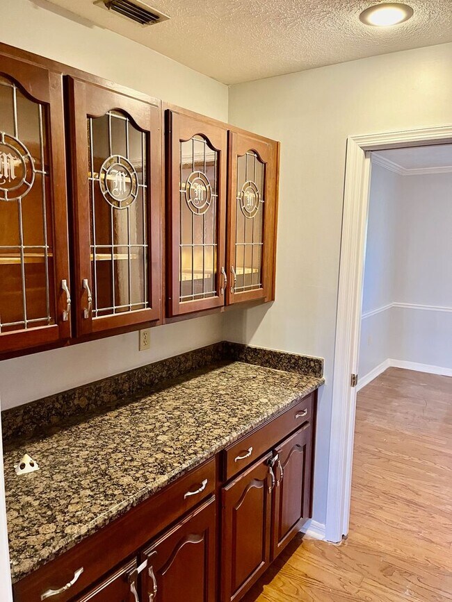 Building Photo - AVAILABLE 07/01!  HUGE 3300sqft  4BR/3.5BA...