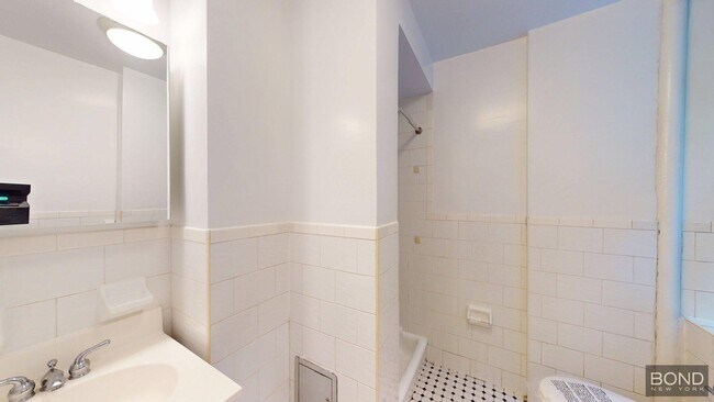 Building Photo - 305 W 45th St