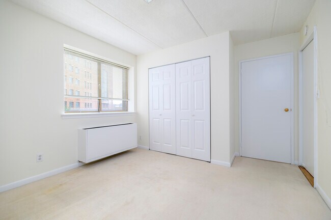 Building Photo - 143 Hoyt St