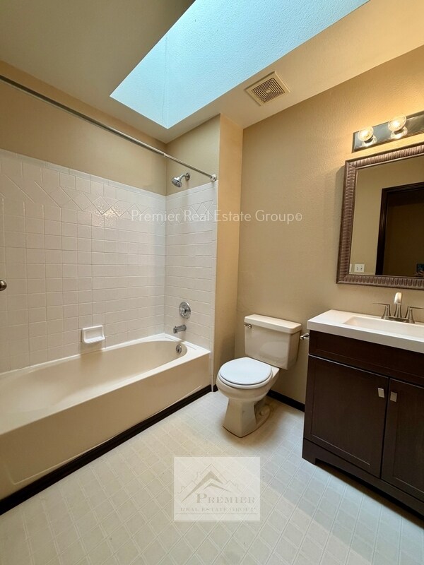 Building Photo - 1428 Coolcrest Dr
