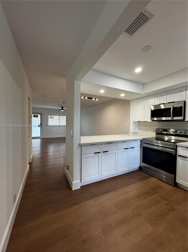 Building Photo - 1460 SW 24th Ct