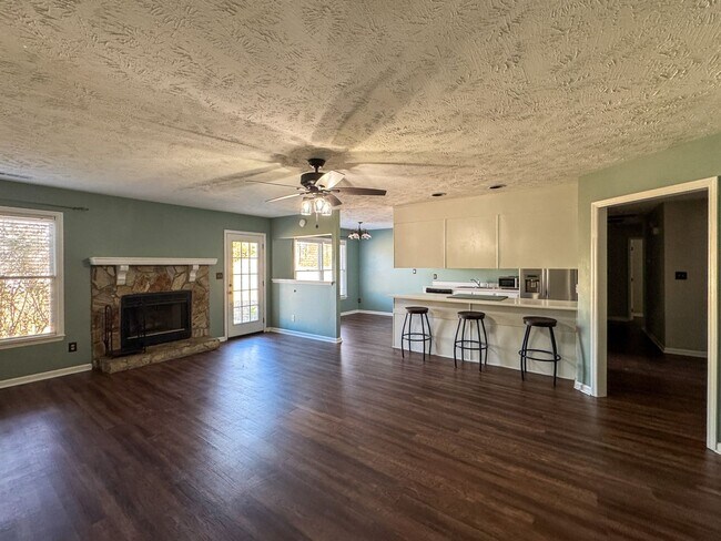 Building Photo - Charming 3 Bed 2 Bath Home with Fenced Backyard