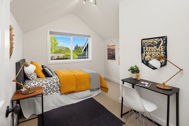 Building Photo - 5bd/2.75ba Bellevue Home