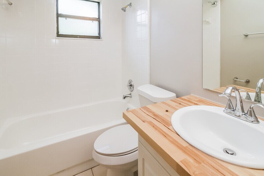 Building Photo - 3028 Dikewood Ct
