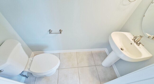 Building Photo - 3 Bed / 2 Full and 2 Half Bath Single Family Townhome