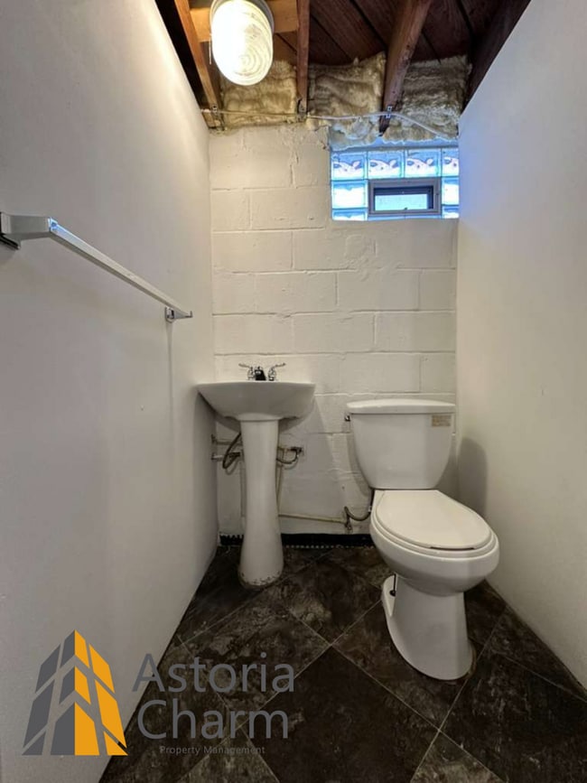 Building Photo - 3 Bedroom Home with Finished Basement, Parking, and Fenced Yard