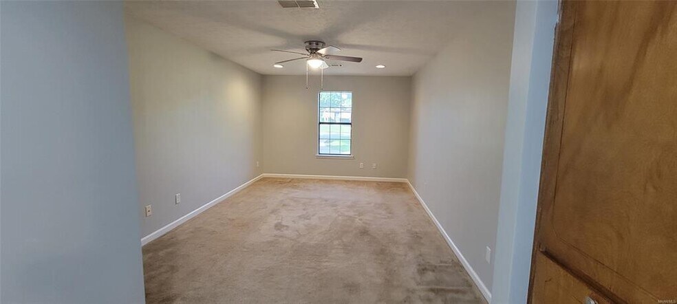 Building Photo - 135 Daffodil Dr