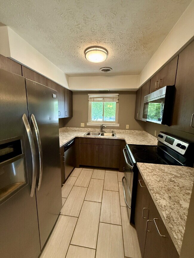 Building Photo - 2 Bedroom Townhome in Greenbrier