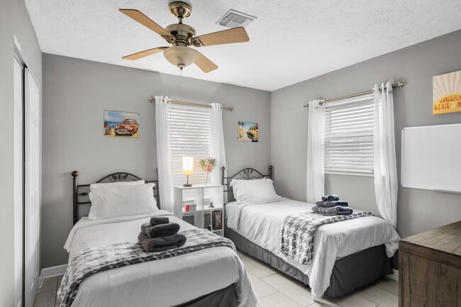 Building Photo - 730 SE White Ave