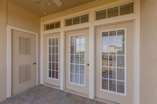 Building Photo - Gorgeous 2/BR 2/BA Single-Family Home in A...