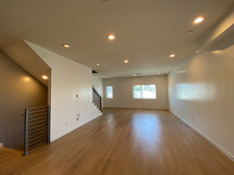 Building Photo - 627 N Mariposa Ave