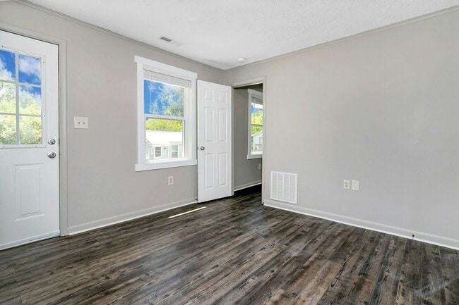 Building Photo - 8 Cobble Dr