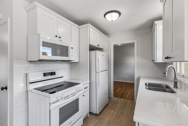 Building Photo - Freshly remodeled 4 Bed Rambler AV/Rosemou...