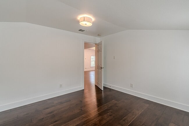 Building Photo - 311 W Mistletoe Ave