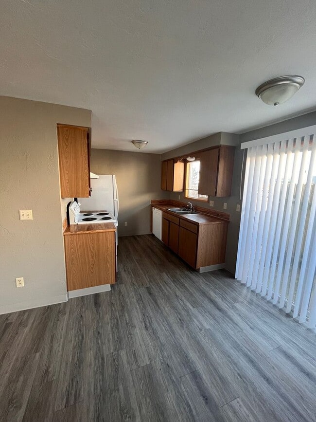 Building Photo - 00340-1554/1555 Wedgewood