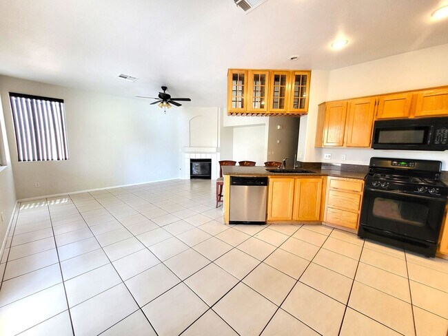 Building Photo - 4 Bedroom House, Private Pool,  Large Pets Welcome