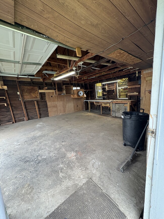 Building Photo - 424 Shakespeare Ave