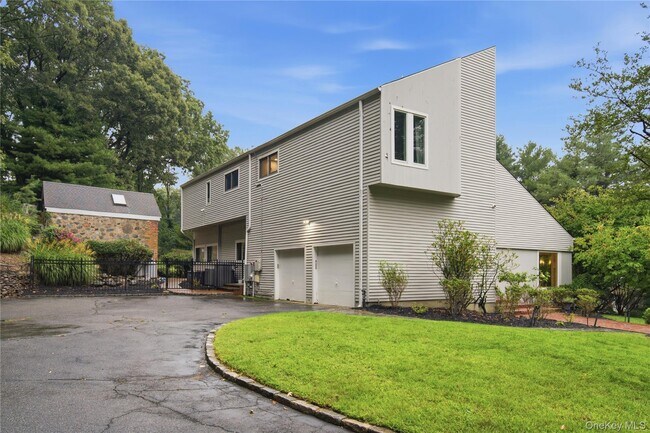 Building Photo - 8 Target Rock Dr