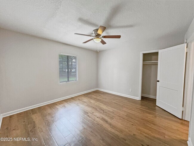 Building Photo - 839 Acosta St