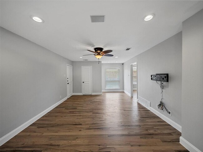 Building Photo - 4636 Versailles Ln