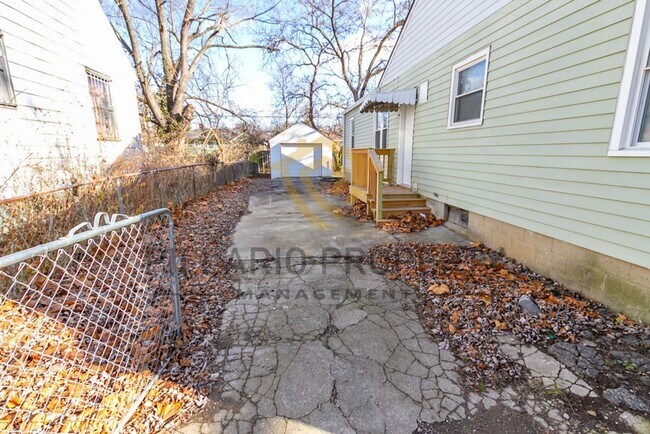 Building Photo - 3 Bed/1 Bath Bungalow near Wes Montgomery ...