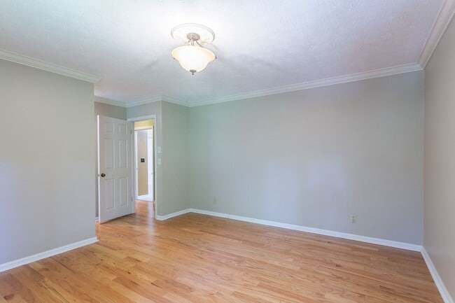 Building Photo - Light & Bright Home