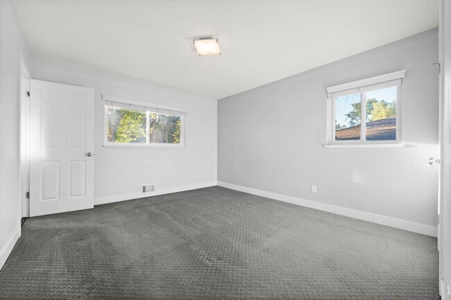 Building Photo - Available NOW! 4 Bedroom 3 Bath Beautiful Home