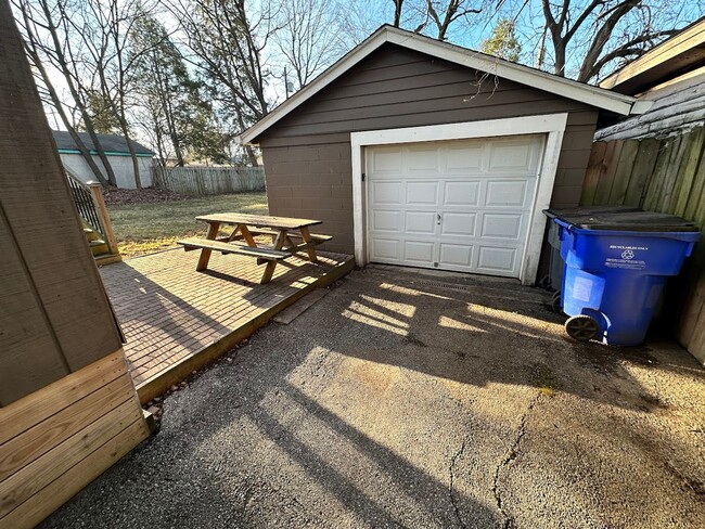 Building Photo - Beautiful House in Picadome! Off-Street Parking, W/D, Breakfast Bar, Deck, Fenced Backyard!