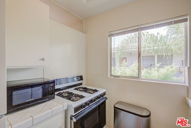 Building Photo - 1055 S Wooster St