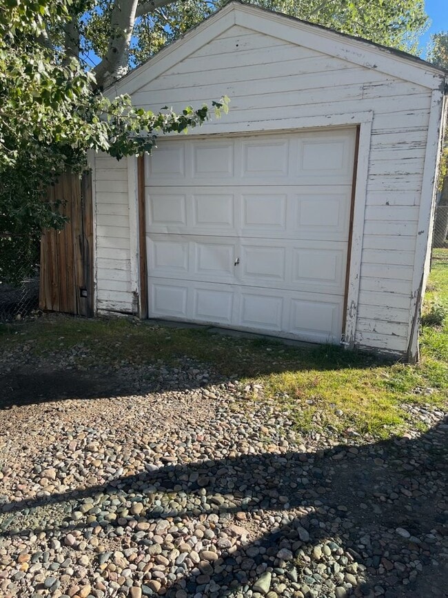 Building Photo - 2 Bedroom House w/ Detached Garage