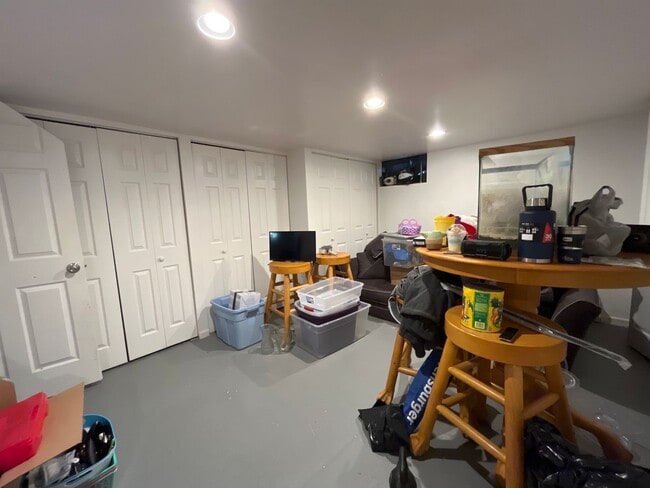 Building Photo - Beautifully updated 3-bedroom, 1.5-bath to...