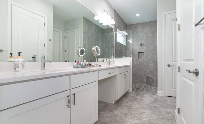 Building Photo - 15145 Cameo Ct