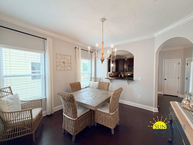 Building Photo - Optional Furnished Home with Community Pool in an Unbeatable Location!
