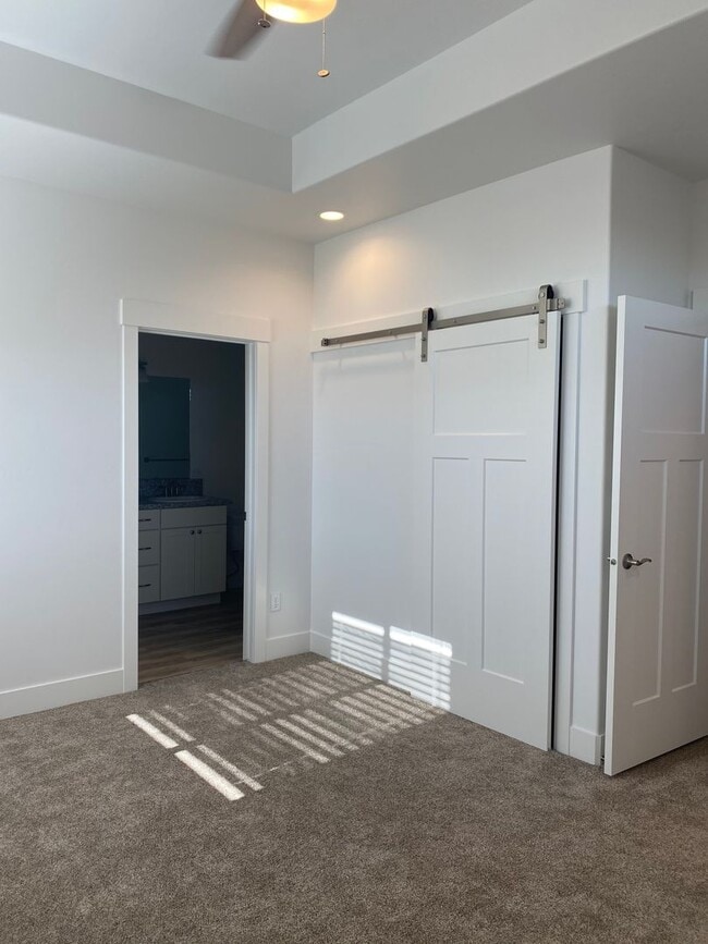 Building Photo - 3 bed 1 additional office space and 2.5 ba...