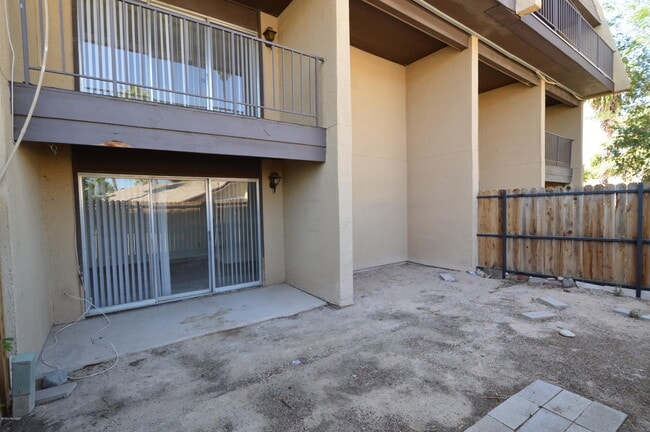 Building Photo - 1620 N Wilmot Rd