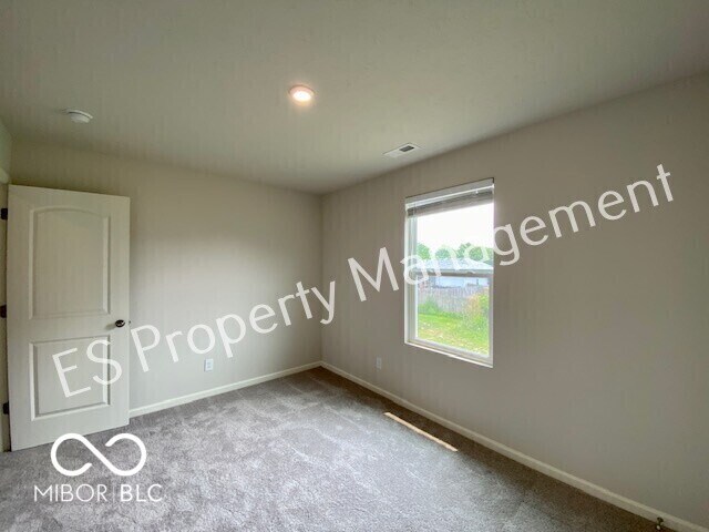 Building Photo - 2913 W Kings Cyn Dr