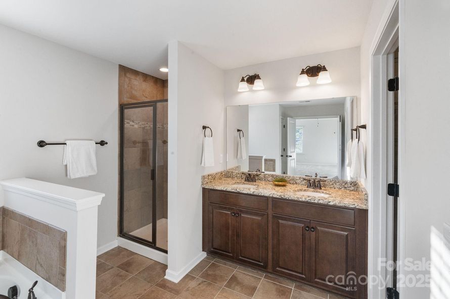 Building Photo - 2076 Waverly Ct