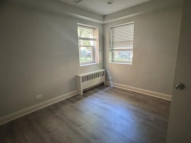 Building Photo - 6114 N Damen Ave