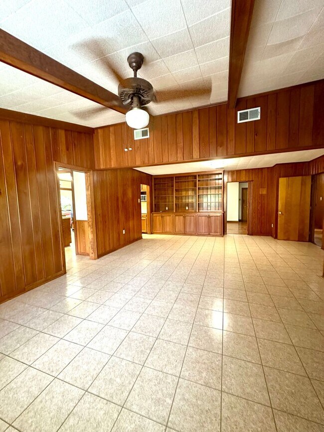 Building Photo - Charming 3-Bedroom, 2-Bathroom, 2,200 Sq. Ft. Home in Broadmoor Subdivision