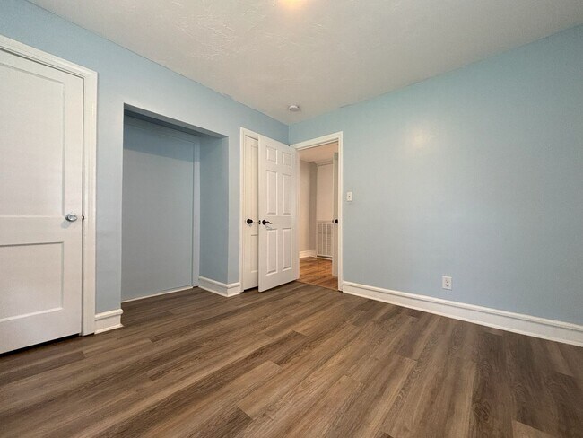 Building Photo - Get on over to Glendale!