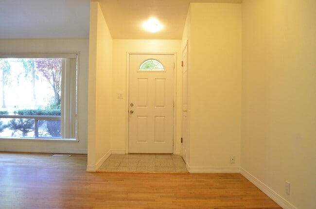 Building Photo - New Kitchen!! Beautiful family home w/extr...