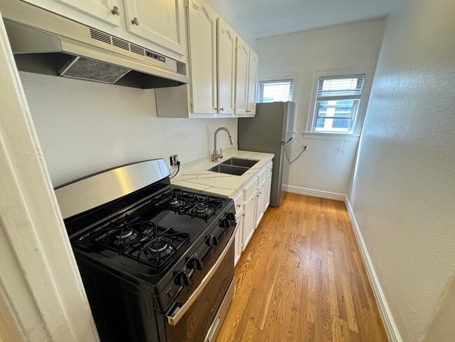 Building Photo - 1960 Argyle Ave