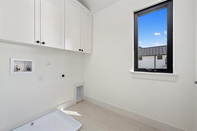 Building Photo - 4010 Valley View Rd