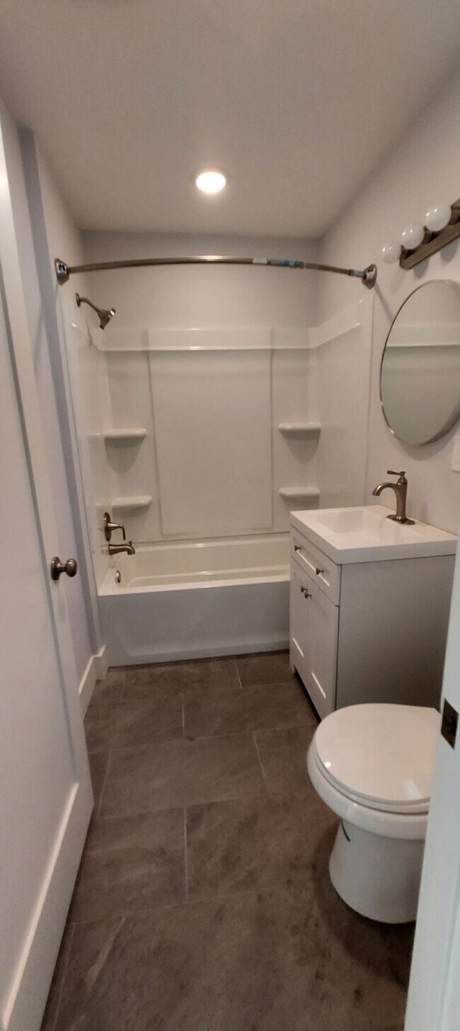 bathroom w/ full tub - 549 W Avenue 26