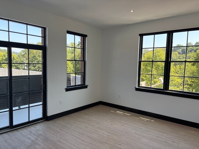 Building Photo - Comfort Meets Convenience – 2-Bedroom Apartment Near the Riverfront