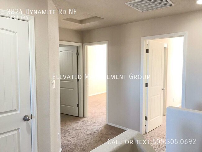 Building Photo - Spacious 4 bedroom Rio Rancho home. Large ...