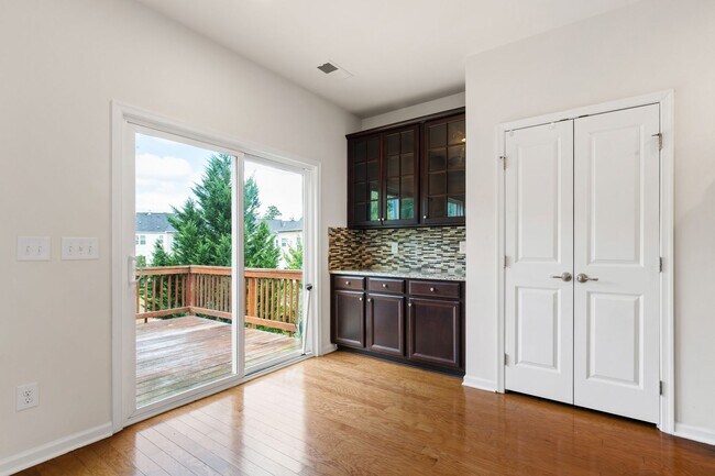 Building Photo - Beautifully Maintained 4BR/3.5BA End-Unit Townhome in Twin Lakes