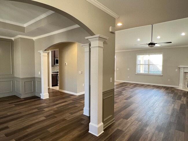 Building Photo - Beautiful Home w/Lots of Extras